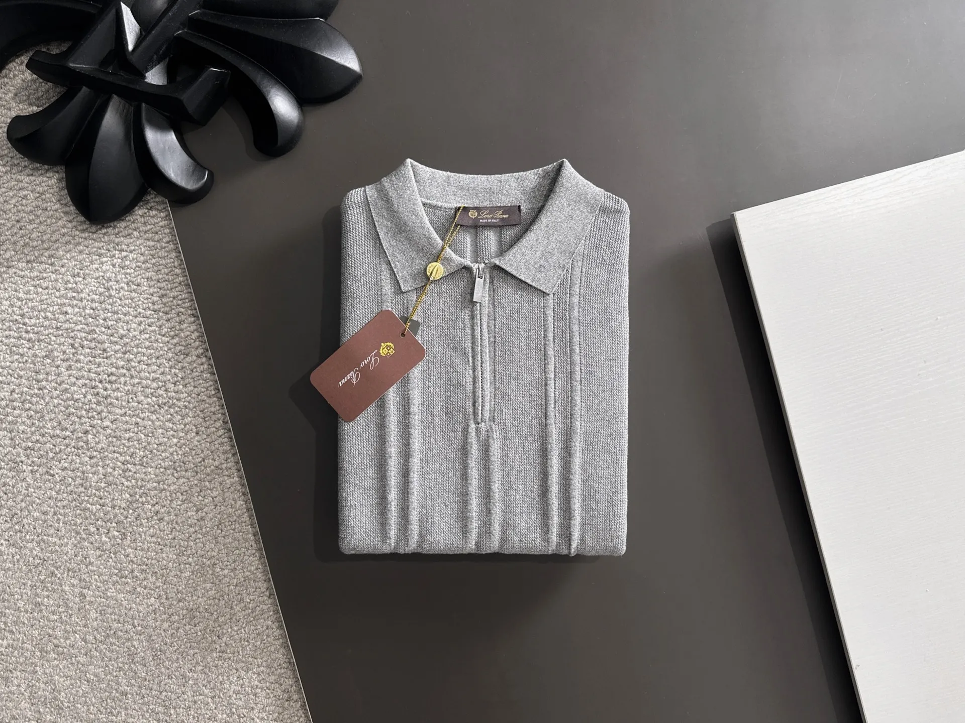Next day shipment LP high quality Loro Piana 26ss New Arrival men's short-sleeved T-shirt Made of combed cotton yarn knitted cotton fabric, no pressure when entering and exiting the counter Exclusive control of raw materials It feels substantial when weighed, and the upper body is more textured than ordinary T-shirts. This texture can cope with the weather easily and is suitable for both hot and cold! Loose fit design, looks noble. The only correct version is available Size: M to XXXL